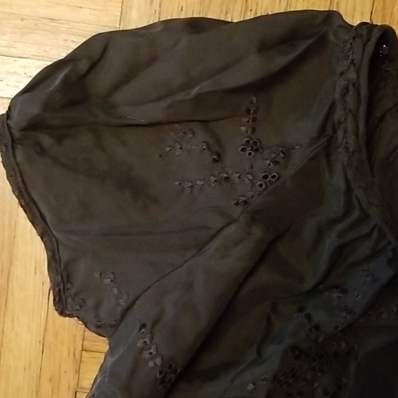 Adorable Nine West peasant style top. - Picture 3 of 3